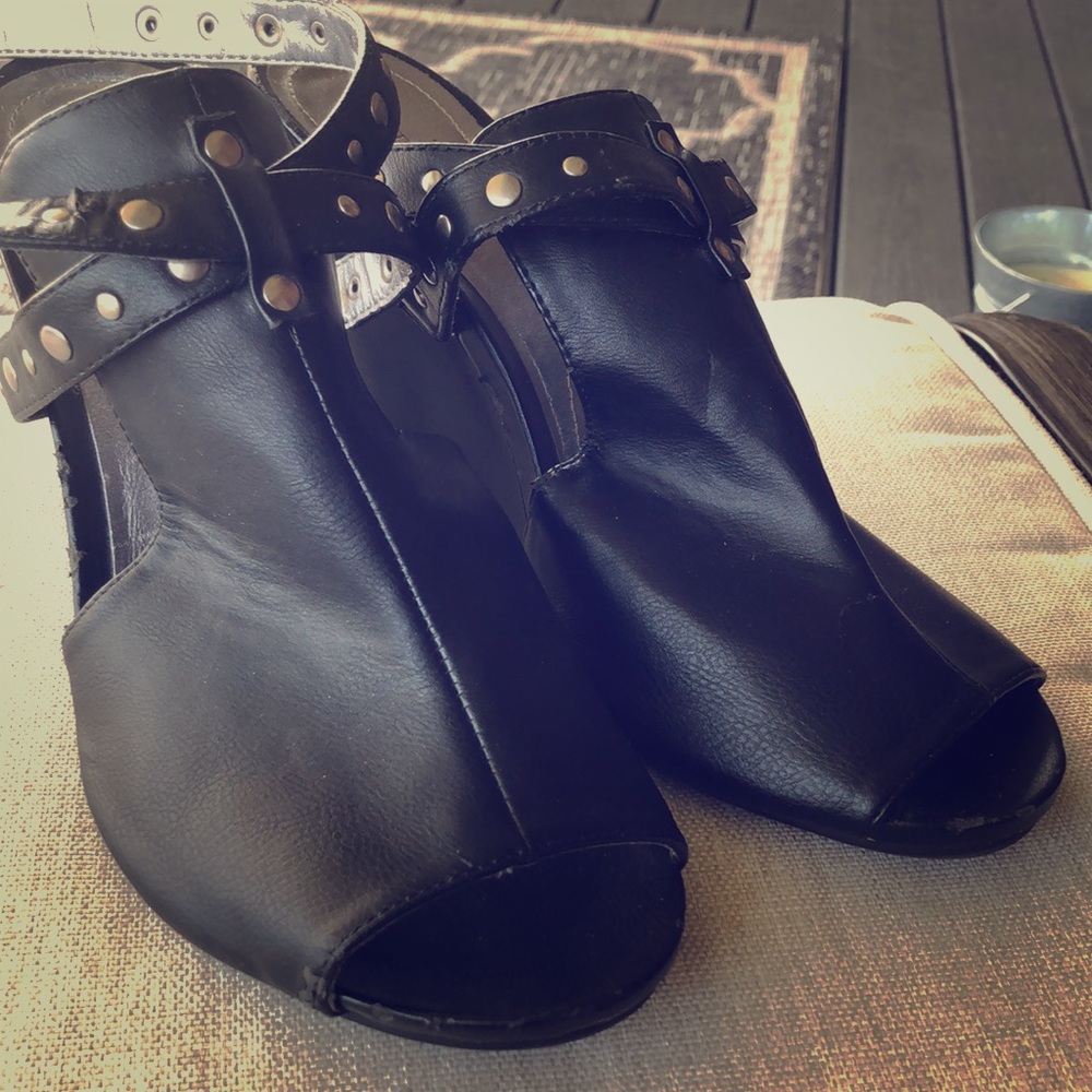 Black Ankle Strapped Studded Wedged Sandals🌸🌸🌸